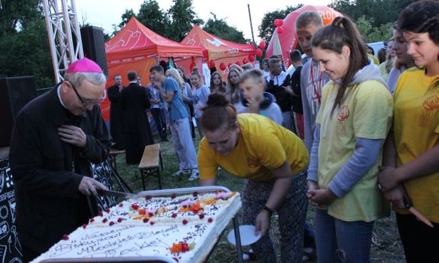 Tort na imieniny Piotra i Pawła przygotowany był dla uczestników FM