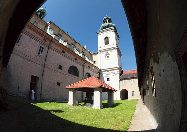 Studnia  na dziedzińcu  ma ponad 70 metrów  głębokości