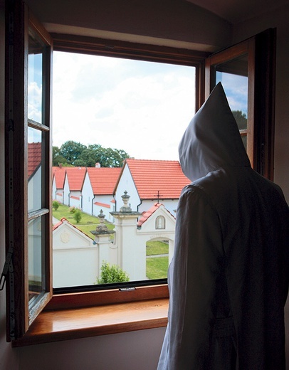 13 domków, w których mieszkają pustelnicy, stoi wzdłuż alei w równym rządku</br></br> 