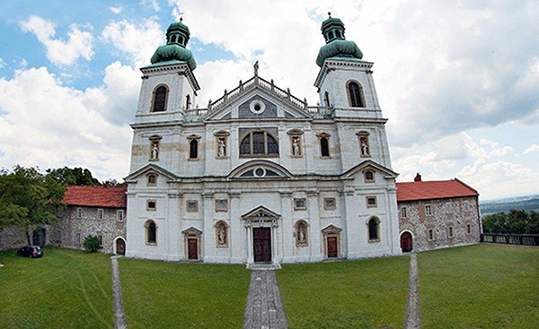 Barokowa fasada kościoła Wniebowzięcia Najświętszej  Maryi Panny, szeroka  na 41 metrów,   nawiązuje stylem  do rzymskiego  kościoła Il Gesù