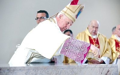  Biskup świdnicki namaszcza ołtarz