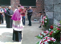 Bp Roman Pindel złożył kwiaty i modlił się pod Ścianą Straceń 