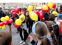  Baloniki we wrocławskich barwach mieszkańcom miasta wręczali posłowie do Parlamentu Młodzieży Wrocławia 