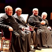  Od lewej: ks. Franciszek Głód, ks. Mirosław Drzewiecki, ks. Stanisław Orzechowski i ks. Stanisław Pawlaczek podczas uroczystości w Narodowym Forum Muzyki we Wrocławiu 