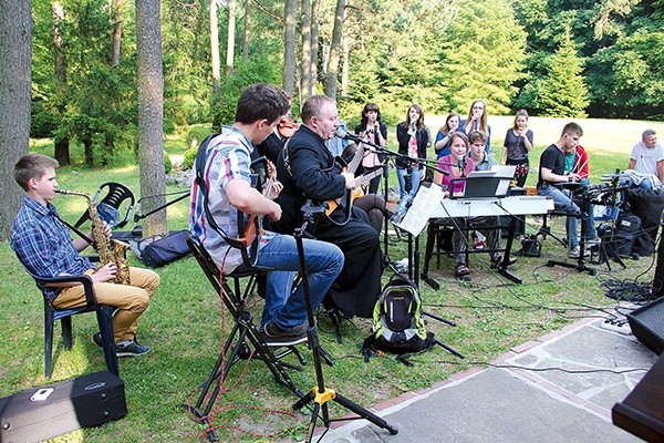 Atrakcją wieczoru był koncert zespołu ks. A. Oslisloka 