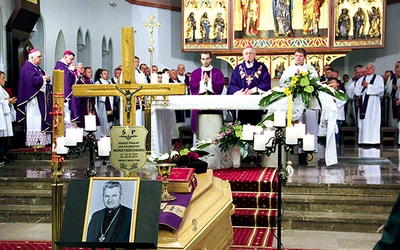 Mszy pogrzebowej w koszalińskiej katedrze przewodniczył bp Edward Dajczak.  Koncelebrowali z nim pozostali biskupi oraz prawie  90 kapłanów