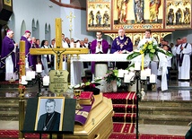 Mszy pogrzebowej w koszalińskiej katedrze przewodniczył bp Edward Dajczak.  Koncelebrowali z nim pozostali biskupi oraz prawie  90 kapłanów