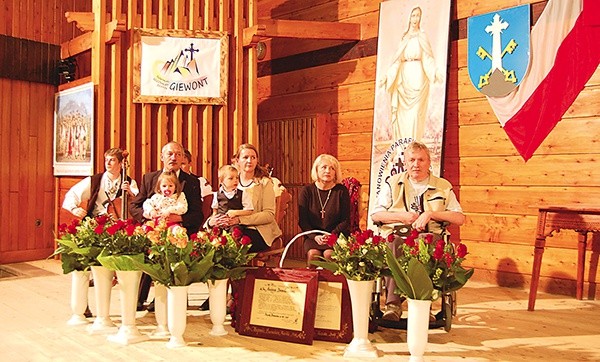  Państwo Filarowie w czasie uroczystej sesji Rady Miasta na zakopiańskiej Olczy, w dolnym kościele księży misjonarzy, gdzie odebrali Nagrodę Burmistrza za swoją działalność. Uhonorowano również Ewę Dyjakowską-Berbekę i Andrzeja Brandstattera