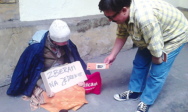  – Dawanie pieniędzy żebrzącym nigdy nie jest prawdziwym pomaganiem – przestrzega Łukasz Filek