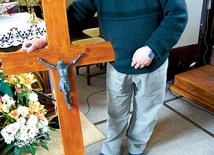 Krzyż ze znalezioną przez parafian starą pasyjką