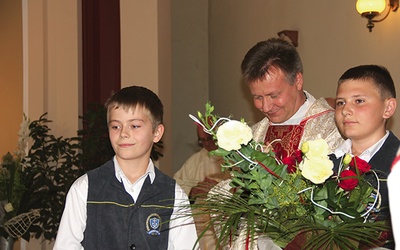 Podczas uroczystej Eucharystii pożegnano wieloletniego dyrektora  ZS im. ks. S. Konarskiego – ks. Adama Kostrzewę, który od lipca będzie pełnił funkcję proboszcza w Czerniewicach