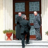  Przechodzący na emeryturę (od lewej) ks. Komor, ks. Gordzielik i ks. Schiwon wchodzą na spotkanie z bp. Andrzejem Czają 