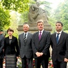 Przed pomnikiem serbskich jeńców (od lewej): konsul Mihailo Petkovski, dyrektor CMJW Violetta Rezler-Wasielewska, ambasador Republiki Serbii Radojko Bogojević, konsul honorowy Ranko Tomović oraz sekretarz ambasady Rumunii Cătălin Rădoi 