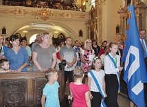 Rodzice otaczający swoje dzieci modlitwą pielgrzymowali  na Górę św. Anny