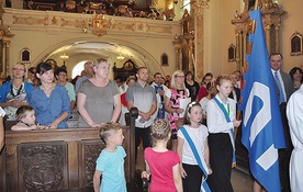 Rodzice otaczający swoje dzieci modlitwą pielgrzymowali  na Górę św. Anny