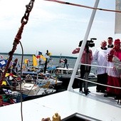  W modlitwie na wodach Zatoki Puckiej uczestniczyło kilkadziesiąt kutrów i łodzi z całego Półwyspu Helskiego