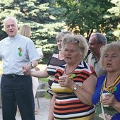  Do wspólnego śpiewu włączył się proboszcz ks. prał. Grzegorz Senderski