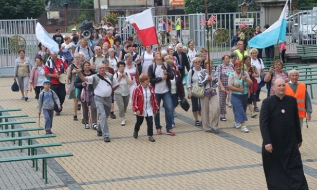 Do sanktuarium w Niepokalanowie grupę wprowadza ks. Konrad Wójcik