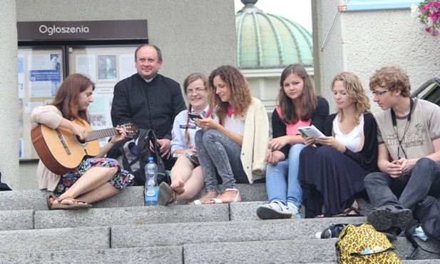 Próbie grupy muzycznej przed Mszą św. w sanktuarium w Niepokalanowie przysłuchuje się ks. Mirosław Kszczot, diecezjalny duszpasterz trzeźwości