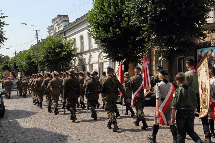 Defilada i pokazy rekonstruktorów