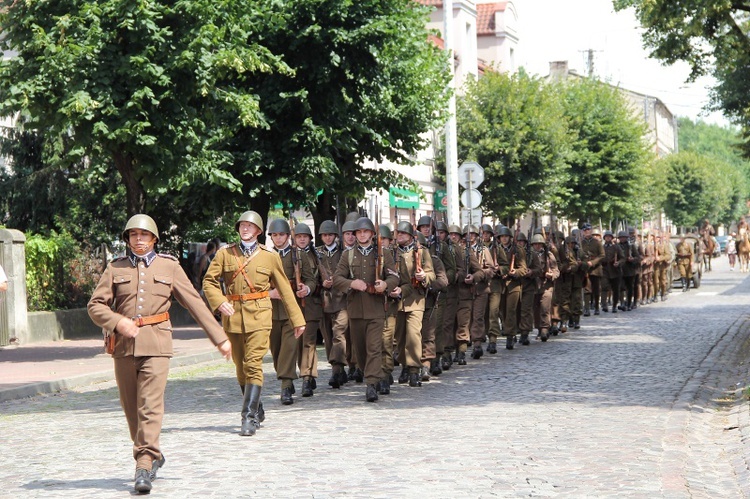 Defilada i pokazy rekonstruktorów