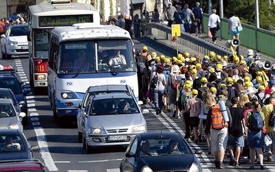 4.07.2014. Przemyśl. Pątnicy wyruszyli na trasę XXXIV Przemyskiej Archidiecezjalnej Pieszej Pielgrzymki na Jasną Górę. Dotrą do Częstochowy 15 lipca. 