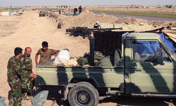 30 czerwca 2014 r. Kurdyjscy żołnierze strzegą granicy między irackimi miastami Kirkuk i Tikrit. W pobliżu tego miejsca doszło do walki między irackim wojskiem a bojownikami ISIL. Kurdowie są dotychczas największymi wygranymi ostatnich wydarzeń w Iraku
