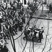 Gdynia, 17 grudnia 1970. Ulicą Świętojańską w kierunku centrum przechodzi pochód, demonstranci niosą na drzwiach zwłoki Zbigniewa Godlewskiego, który zginął w okolicy przystanku Gdynia -Stocznia, przeszyty serią z karabinu maszynowego