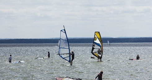 Przy odrobinie wiatru wody Zatoki Puckiej roją się od uprawiających sporty wodne 