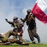 Hiszpanie w polskich mundurach, z biało-czerwoną flagą, „przelewają krew” za Polskę Powyżej: Członkowie stowarzyszenia Poland First to Fight wzięli udział w gdańskiej paradzie niepodległości