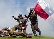 Hiszpanie w polskich mundurach, z biało-czerwoną flagą, „przelewają krew” za Polskę Powyżej: Członkowie stowarzyszenia Poland First to Fight wzięli udział w gdańskiej paradzie niepodległości