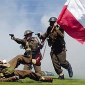 Hiszpanie w polskich mundurach, z biało-czerwoną flagą, „przelewają krew” za Polskę Powyżej: Członkowie stowarzyszenia Poland First to Fight wzięli udział w gdańskiej paradzie niepodległości