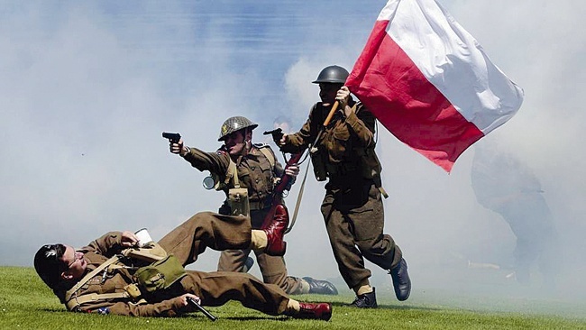 Hiszpanie w polskich mundurach, z biało-czerwoną flagą, „przelewają krew” za Polskę Powyżej: Członkowie stowarzyszenia Poland First to Fight wzięli udział w gdańskiej paradzie niepodległości