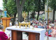  Podczas nabożeństwa dzieci starały się być jak najbliżej ołtarza