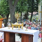  Podczas nabożeństwa dzieci starały się być jak najbliżej ołtarza