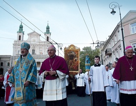  Tysiące wiernych przybyło na plac katedralny, by modlić się przed obrazem Matki Bożej