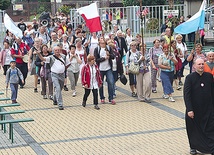  Ks. Konrad Wójcik wprowadził pielgrzymów na teren sanktuarium