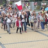  Ks. Konrad Wójcik wprowadził pielgrzymów na teren sanktuarium