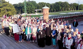  Nauczyciele z diecezji płockiej odprawili Drogę Krzyżową na jasnogórskich wałach