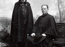 W 1909 roku artysta odwiedził w Płocku ks. Aleksandra Rzewnickiego, swego dawnego proboszcza z Koziczynka, co zostało udokumentowane wspólną fotografią