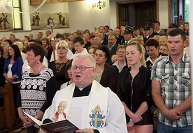  Ks. Ryszard Łątka zawierza Bożemu Miłosierdziu wspólnotę w Tworkowej 