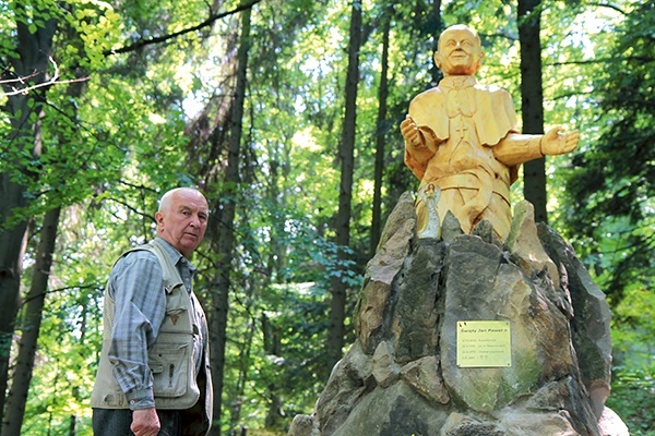  Jerzy Stolorz przy pomniku świętego, któremu ściskał dłoń 