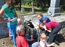  Dzieci ze szkoły w Krośnicach wraz ze swoją nauczycielką Renatą Hajduk podczas pracy na cmentarzu w Bohorodyczynie w lipcu 2013 r. znalazły pozostałości walk z czasów II wojny światowej