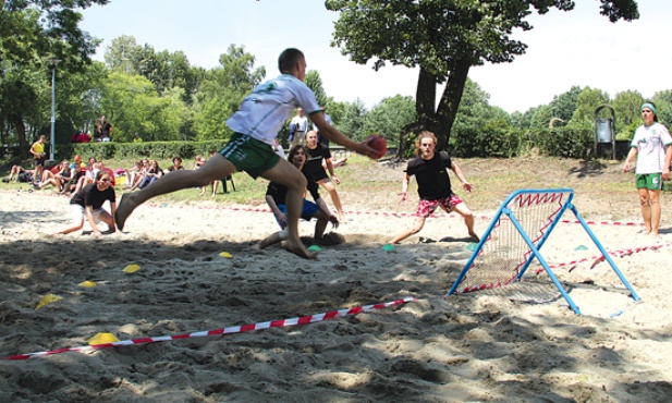 Rybnik-Kamień, Otwarte Mistrzostwa Polski w Tchoukballu. W białych koszulkach drużyna Zespołu Szkół Urszulańskich  Tchoukball Ursus Rybnik