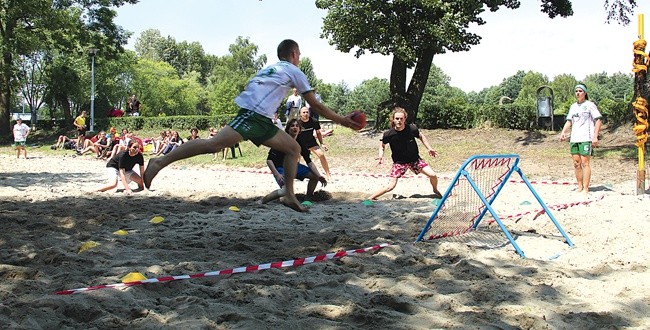 Rybnik-Kamień, Otwarte Mistrzostwa Polski w Tchoukballu. W białych koszulkach drużyna Zespołu Szkół Urszulańskich  Tchoukball Ursus Rybnik