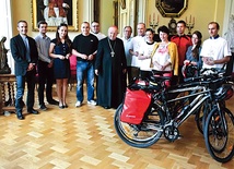 Przed wyprawą do Maroka cykliści spotkali się z kard. Stanisławem Dzwiszem (ks. Roman pierwszy z lewej)