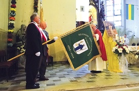  Podczas uroczystości poświęcono sztandar koła pszczelarskiego