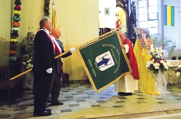  Podczas uroczystości poświęcono sztandar koła pszczelarskiego