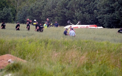 Z maszyny, która spadła na pole pod Jedlińskiem, uratowali się pilot-instruktor i uczeń