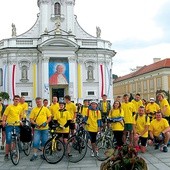  Przed kościołem w rodzinnym mieście naszego wielkiego rodaka 